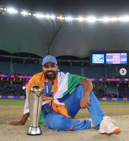 तिरंगे के साथ ऐतिहासिक जीत – ICC Champions Trophy 2025 विजेता! भारतीय क्रिकेट खिलाड़ी तिरंगे में लिपटे, ICC Champions Trophy 2025 के साथ मैदान पर बैठकर मुस्कुराते हुए जश्न मना रहे हैं।