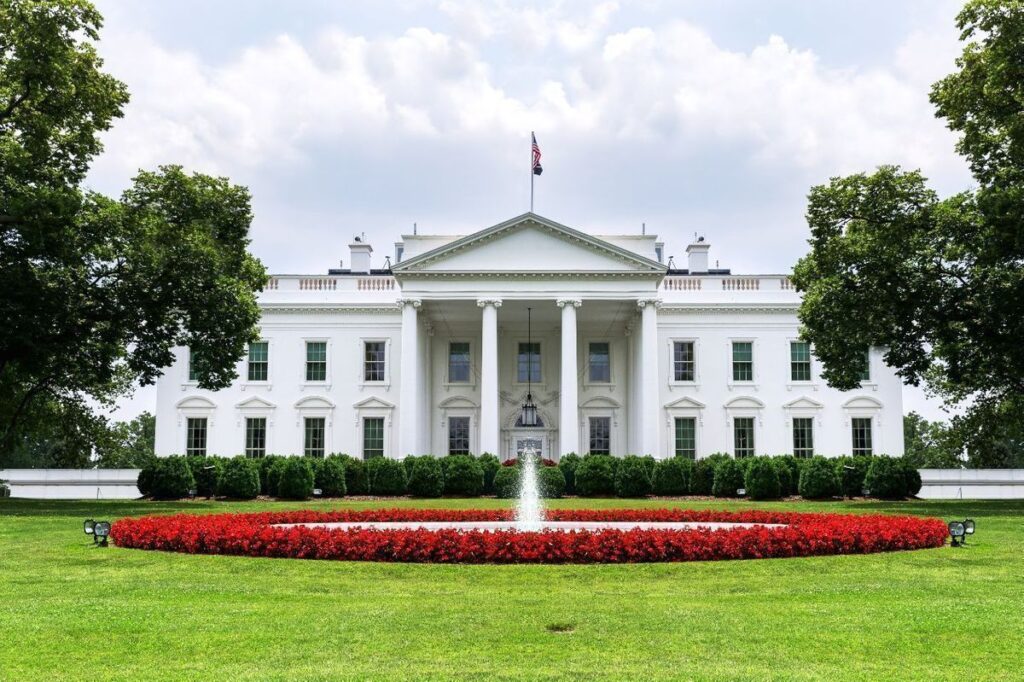 The White House,संयुक्त राज्य अमेरिका के राष्ट्रपति का आधिकारिक निवास और कार्यस्थल, वाशिंगटन, डी.सी. में स्थित।