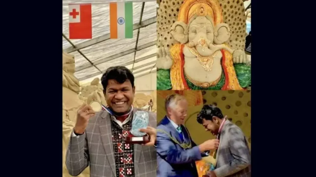 सुदर्शन पटनायक को मिला अंतरराष्ट्रीय रेत कला सम्मान रेत कलाकार सुदर्शन पटनायक UK में 'Fred Darrington Sand Master Award' पुरस्कार प्राप्त करते हुए, उनके द्वारा बनाई गई भगवान गणेश की सैंड आर्ट के साथ।
